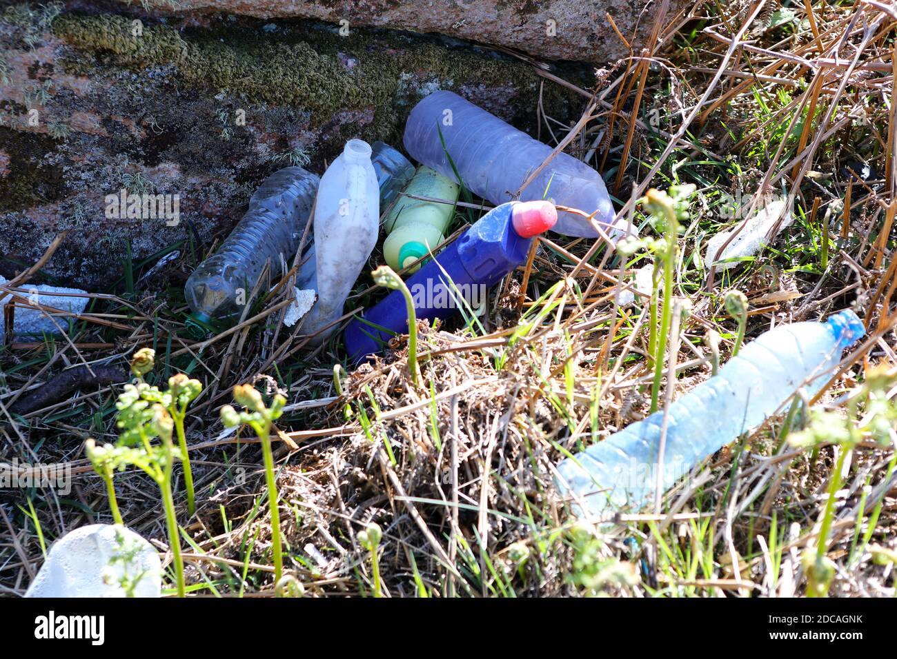 Plastikmüll aus dem Meer an der Küste gespült Stockfoto