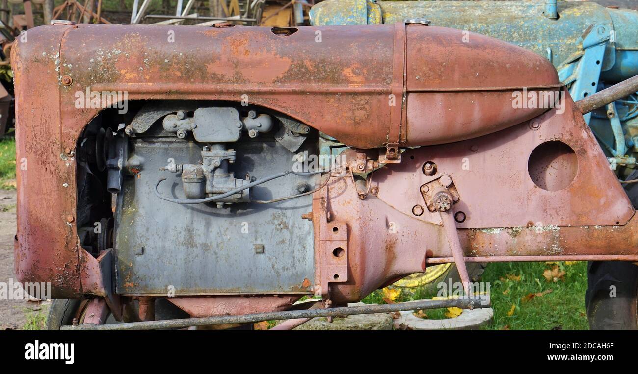 Rostiger Vintage kleine Traktoren Dieselmotor in rot lackiert Stockfoto