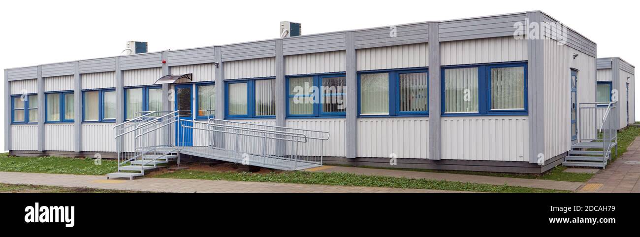 Standardmodule aus Metall und Holz werden für den Bau von Krankenhäusern und Schulen eingesetzt. Panoramalage Stockfoto