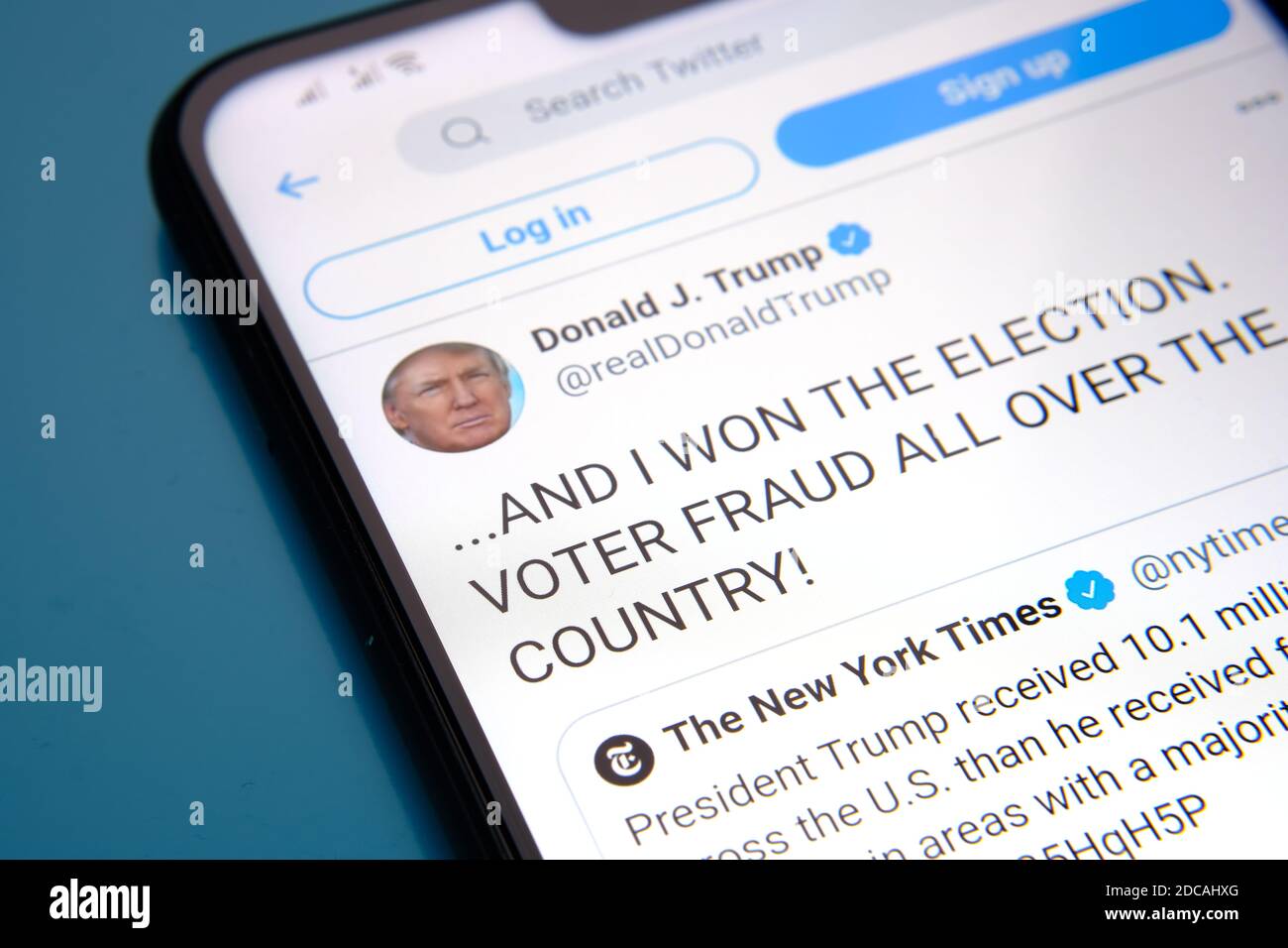 Twitter bezeichnete den offiziellen Tweet von Donald Trump, "Ich HABE DIE WAHL GEWONNEN", als "entmutigt". Die Seite wird auf dem Smartphone-Bildschirm angezeigt. Konzept. Selektiver Fokus Stockfoto