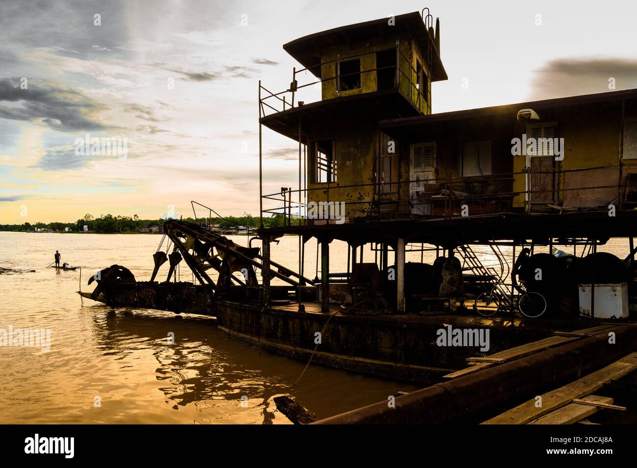 Gold dredger -Fotos und -Bildmaterial in hoher Auflösung – Alamy
