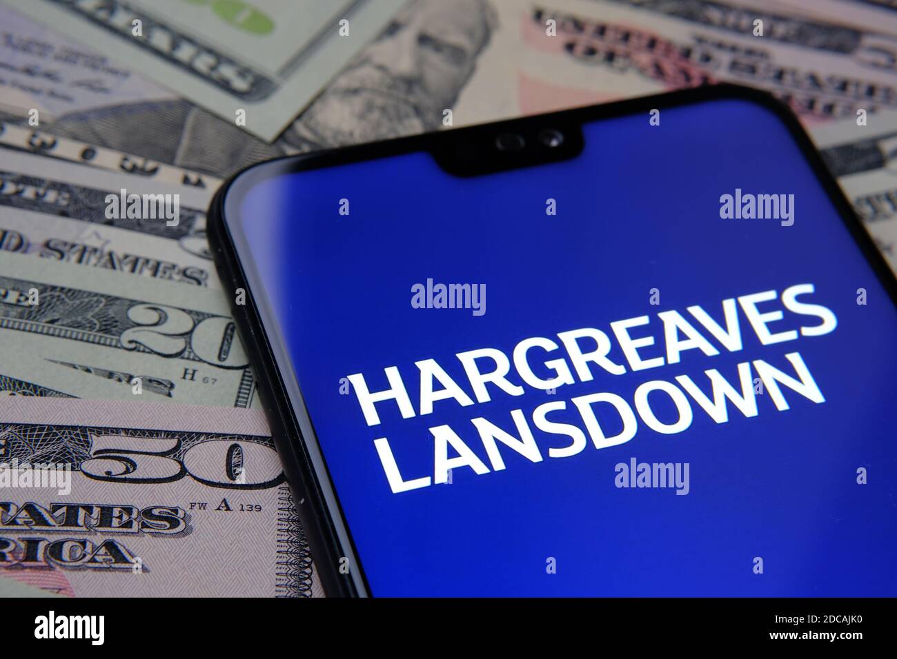 HARGREAVES LANSDOWN Investment-Plattform Unternehmens-Logo auf dem Smartphone auf Dollarscheine platziert gesehen. Selektiver Fokus. Konzept. Stockfoto