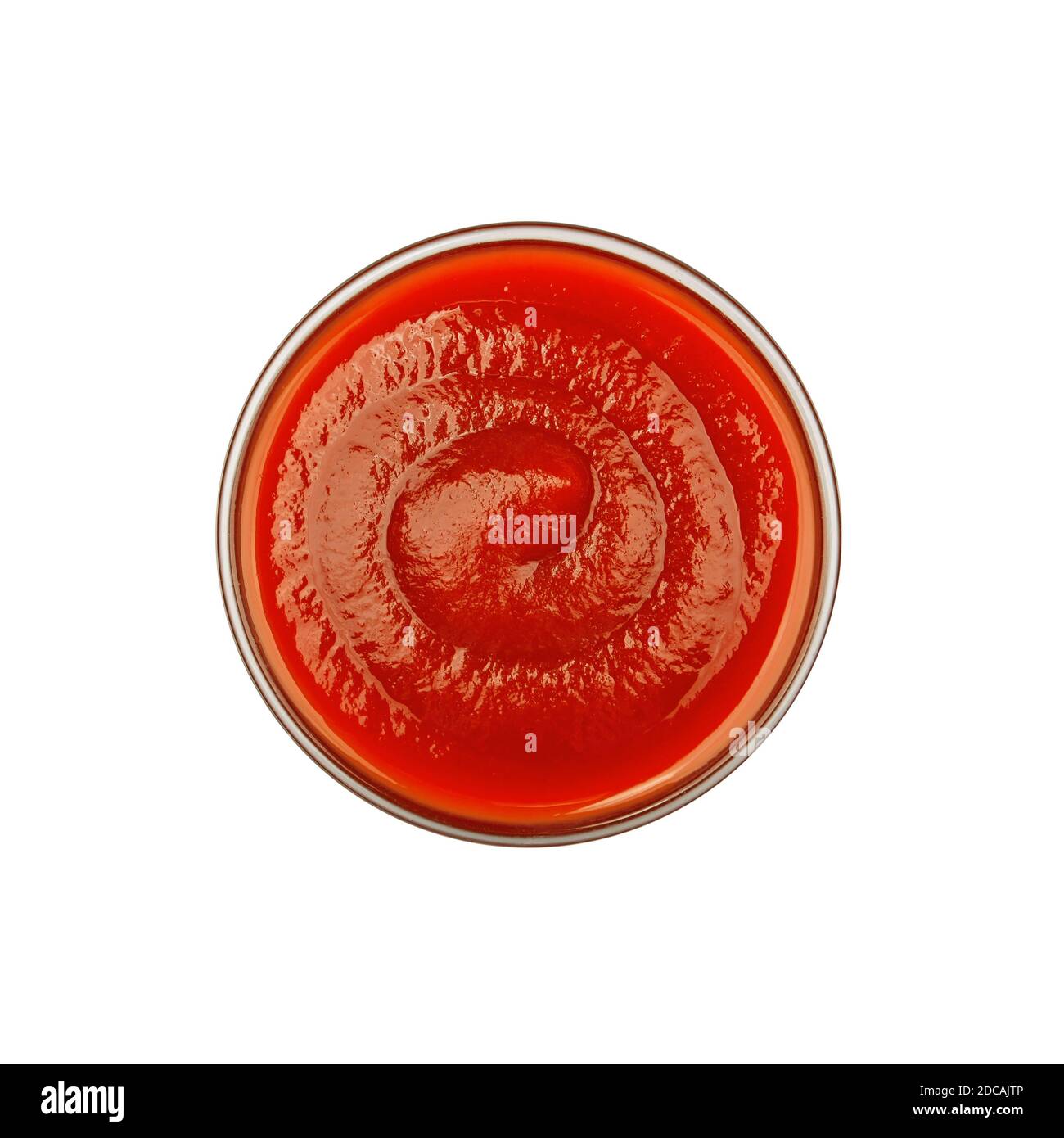 Nahaufnahme einer transparenten Glasschüssel mit roter Ketchup-Tomatensauce isoliert auf weißem Hintergrund, Draufsicht, direkt darüber Stockfoto