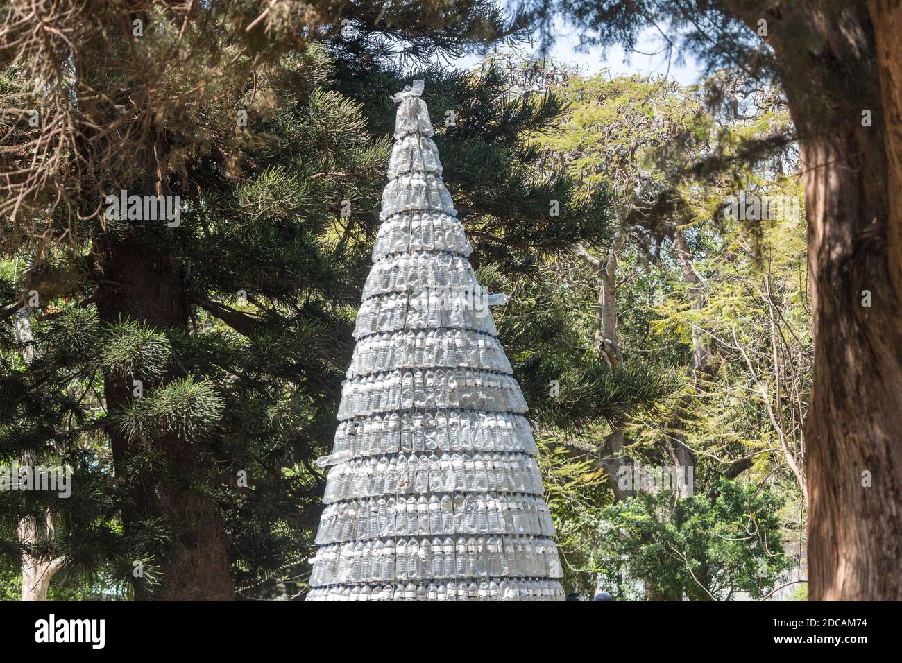 Weihnachtsbaum aus weggeworfenen und recycelten Plastikflaschen Stockfoto