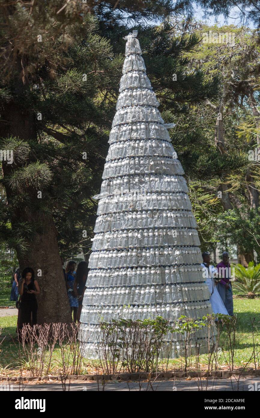 Weihnachtsbaum aus weggeworfenen und recycelten Plastikflaschen Stockfoto