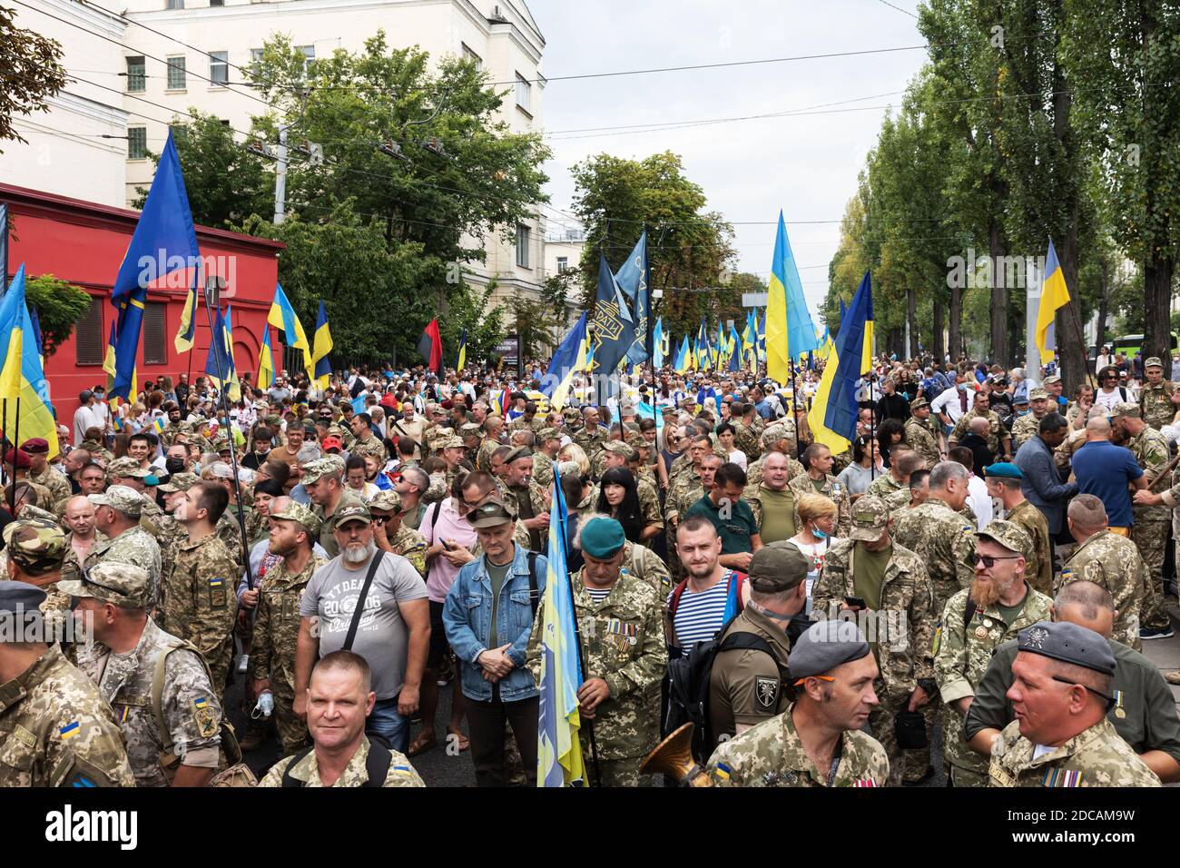 KIEW, UKRAINE - 24. August 2020: März der Verteidiger der Ukraine anlässlich des 29. Jahrestages der Unabhängigkeit der Ukraine in Kiew Stockfoto