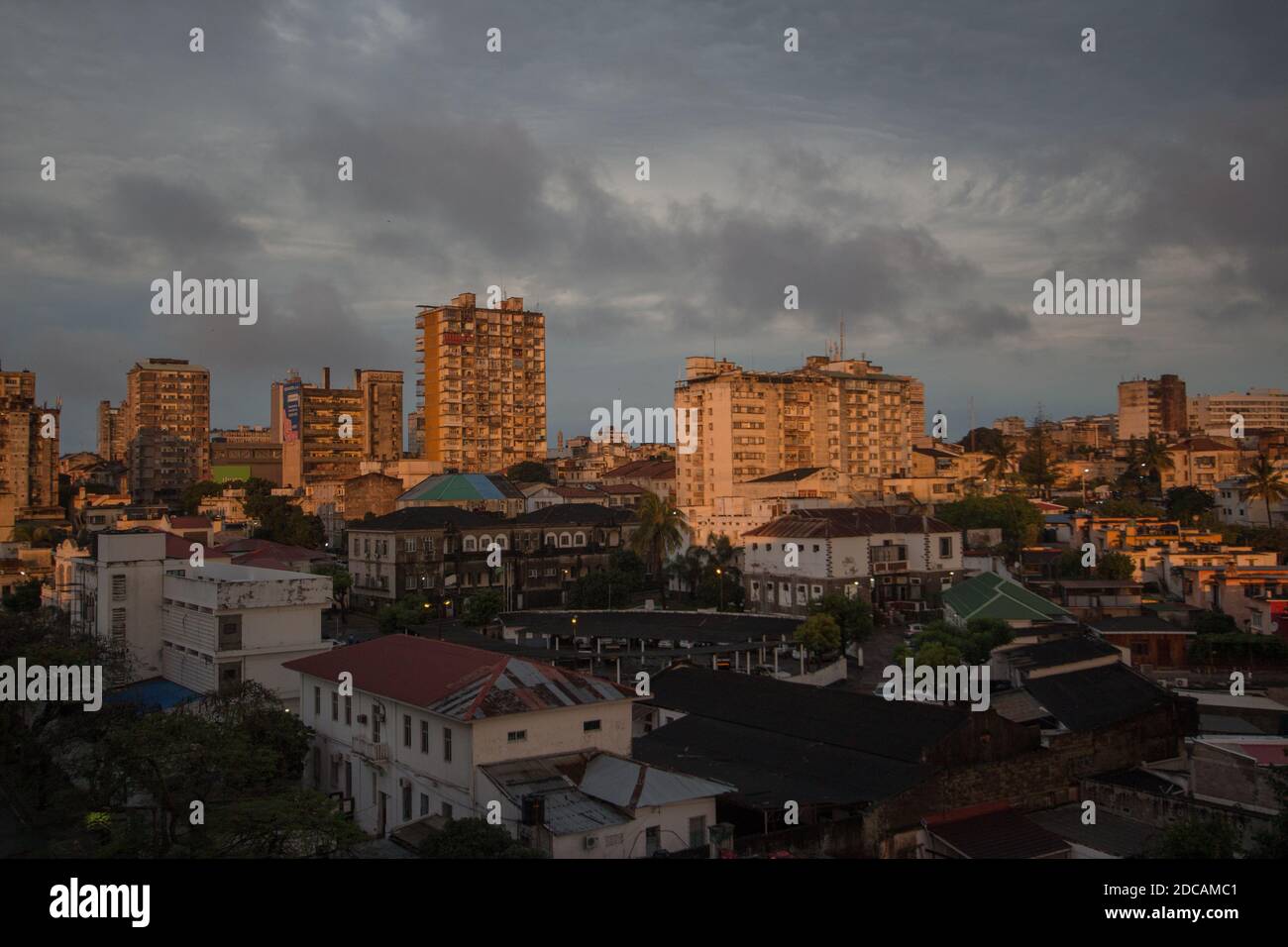 Luftlandschaft des zentralen Bezirks der Stadt Maputo, Mosambik während des Sonnenuntergangs Stockfoto