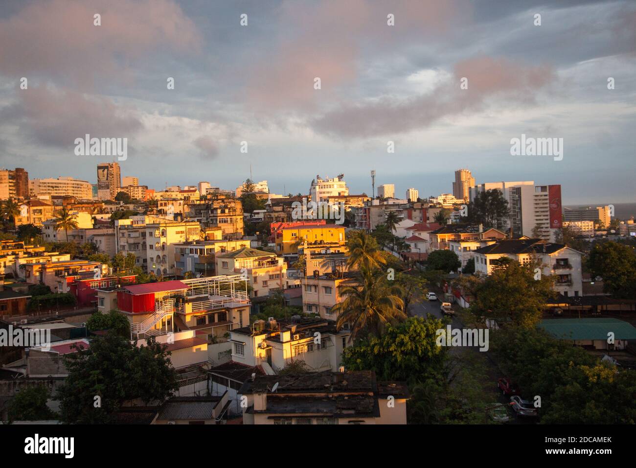 Luftlandschaft des zentralen Bezirks der Stadt Maputo, Mosambik während des Sonnenuntergangs Stockfoto