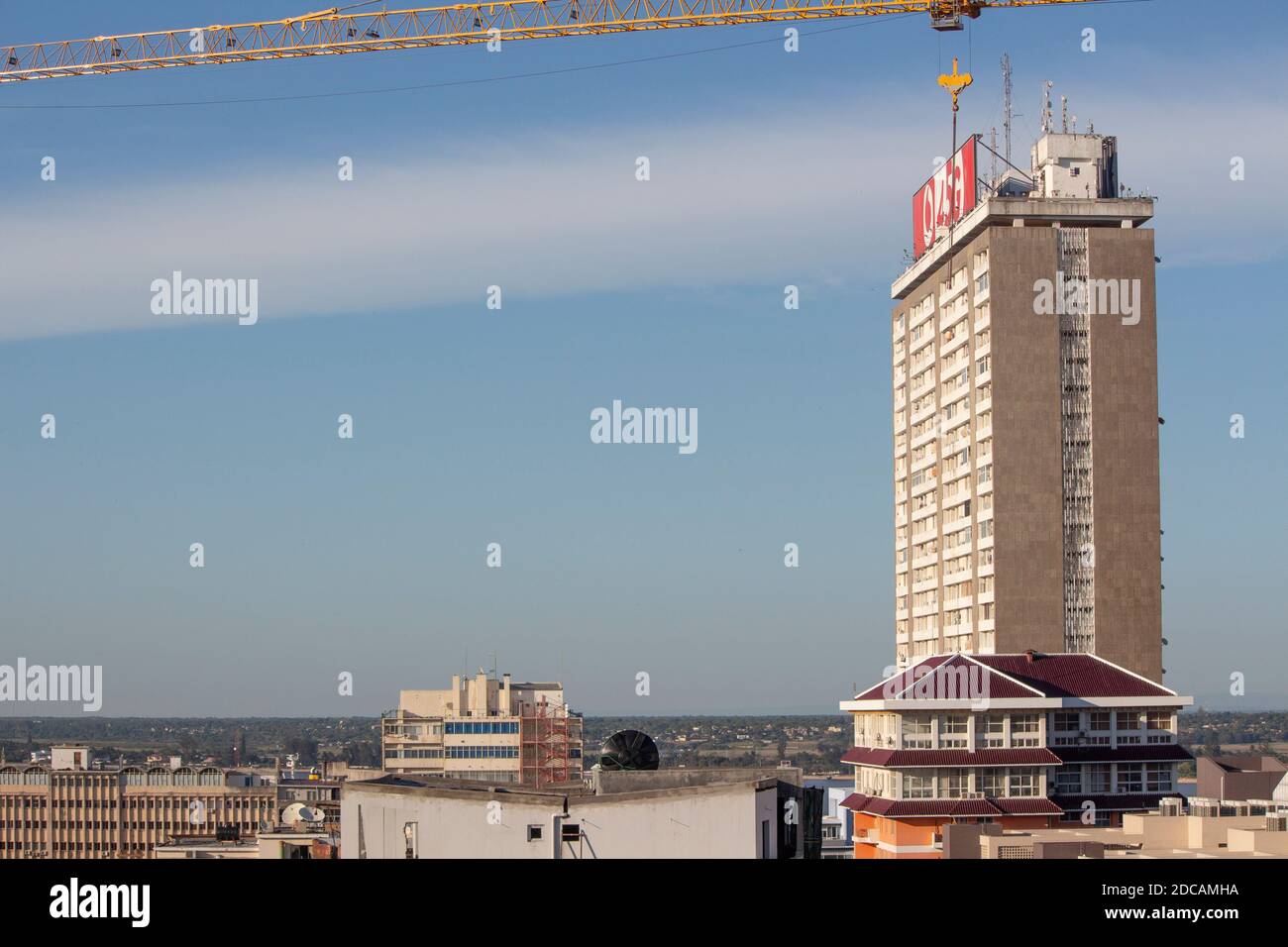 Maputo Landschaft, einschließlich Predio 33 Andares, ein 33-stöckiges Wolkenkratzer in Maputo, einst das höchste Gebäude im afrikanischen Land Stockfoto