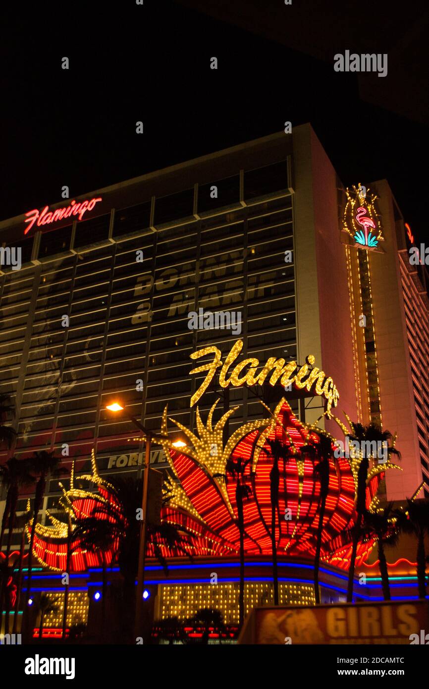Nachtansicht von außen auf das Hotel und das Casino Flamingo in Las Vegas, Nevada. Stockfoto