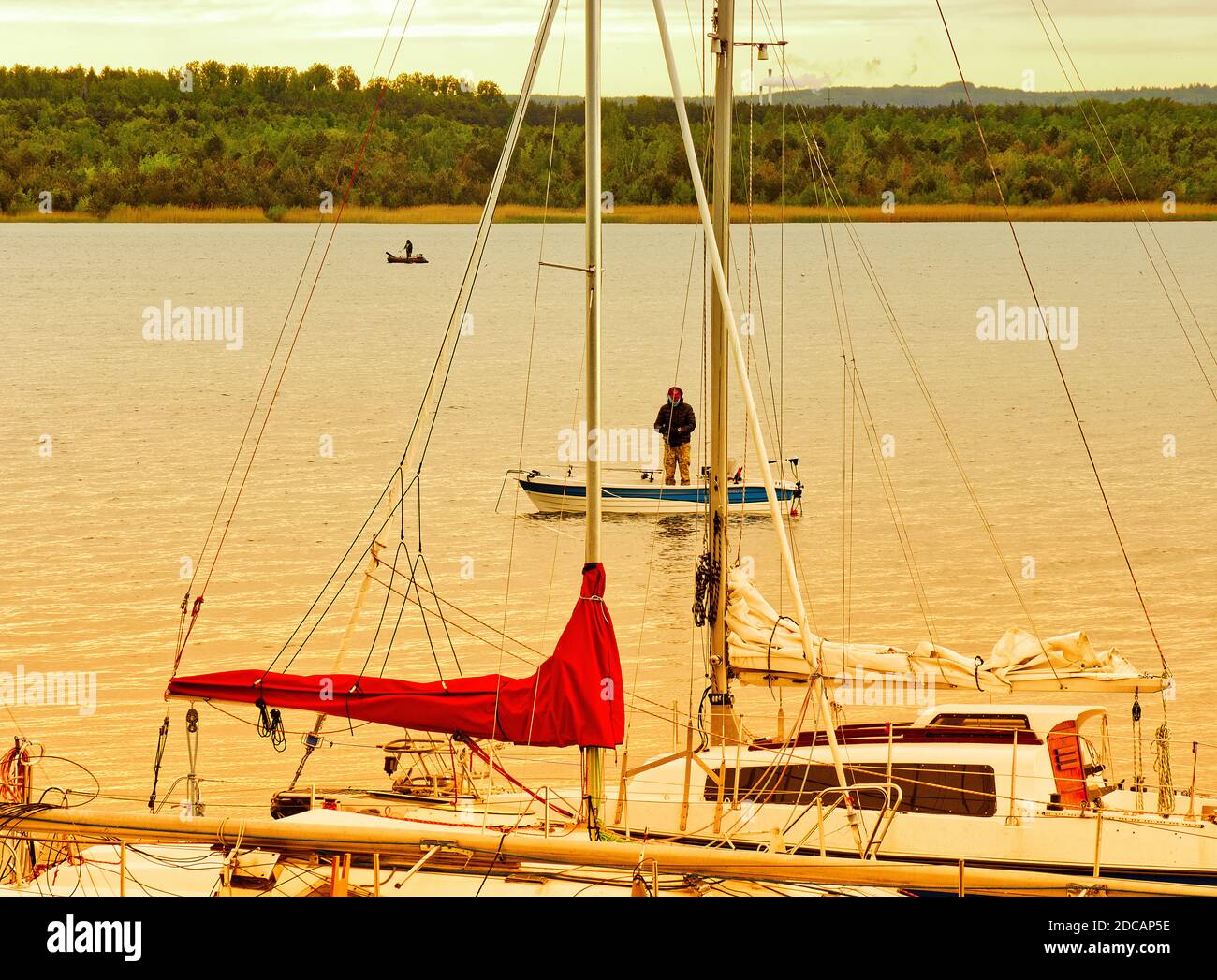 Segelboote auf dem See zur goldenen Stunde. Stockfoto