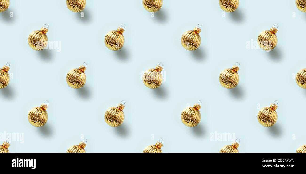 Nahtloses Muster aus weihnachtlichen goldenen Kugeln auf blau. Weihnachten abstrakter Hintergrund. Stockfoto
