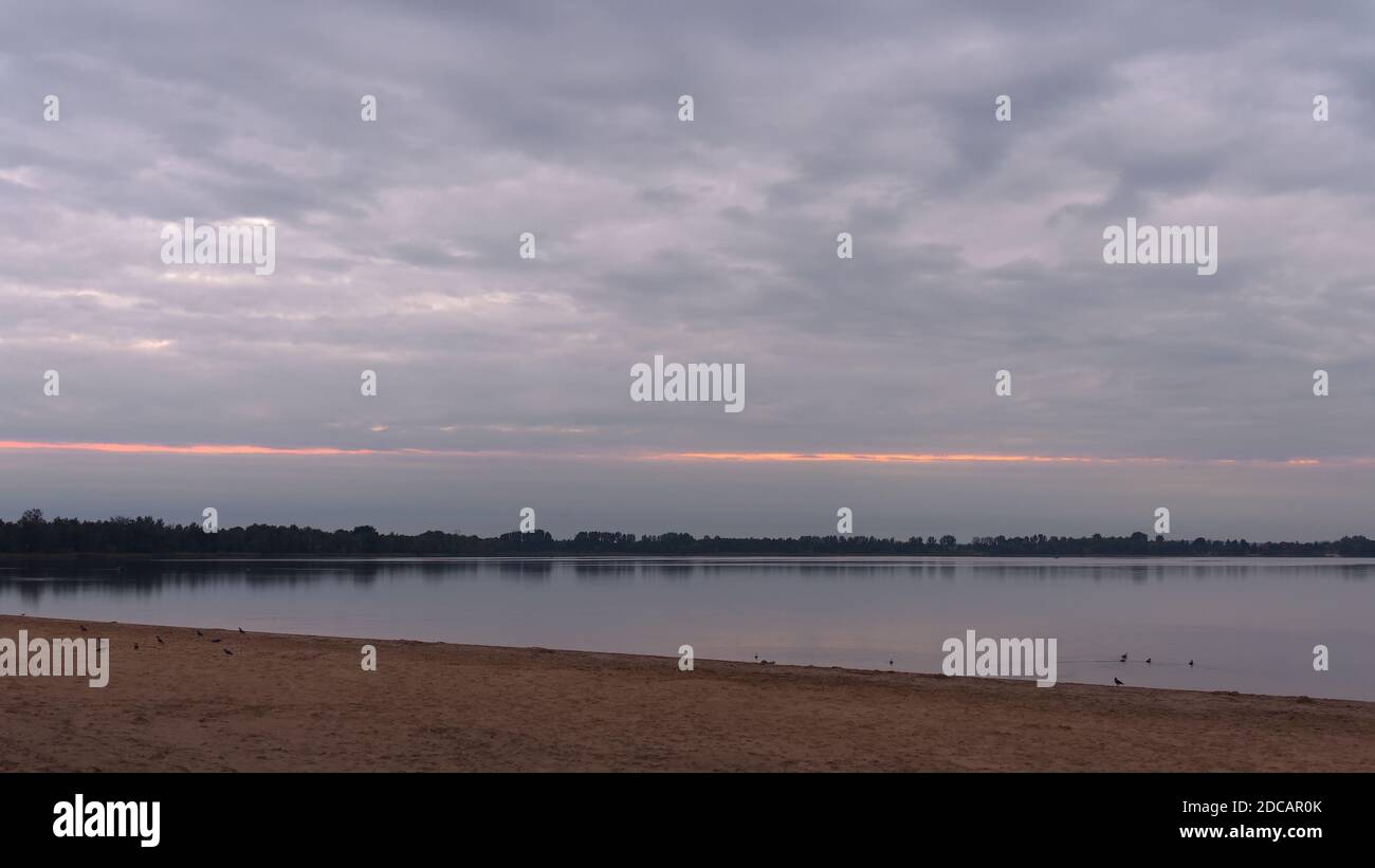Horizontale Landschaft am Pogoria III See am Morgen. Stockfoto