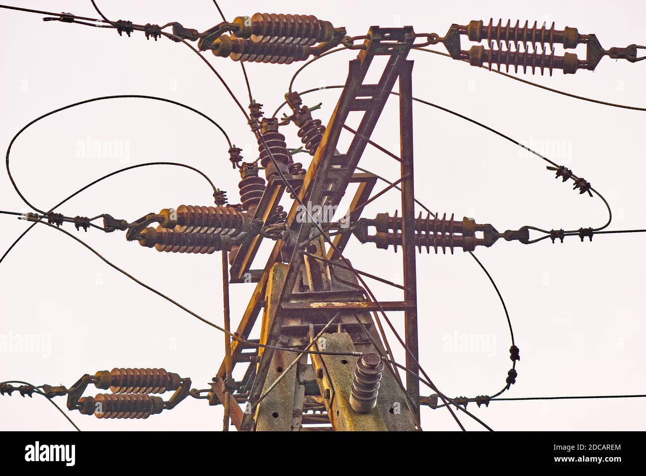 Elektrokonstruktion - Pylon für die Versorgung mit elektrischer Energie. Stockfoto