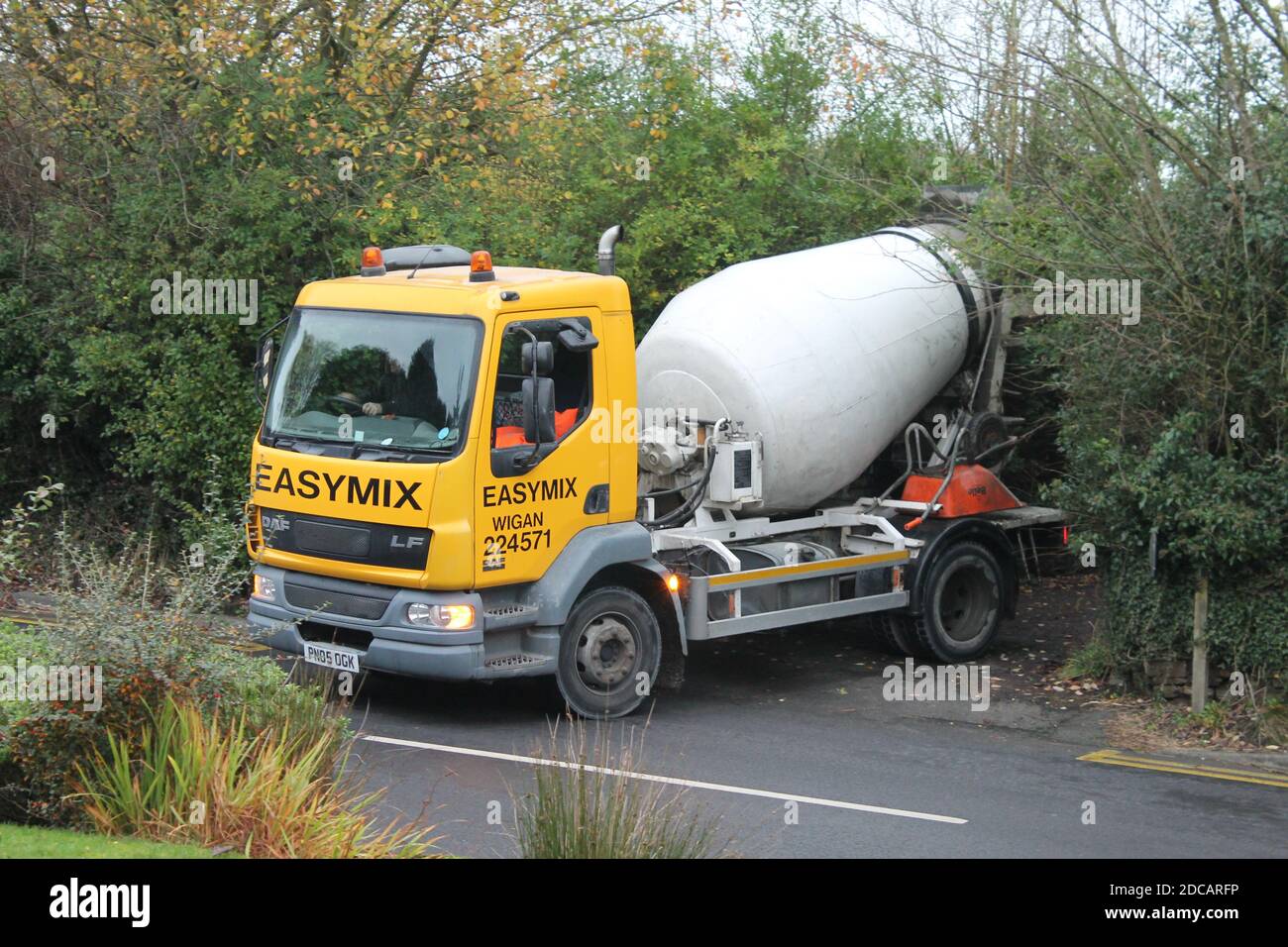 Easymix Zement-LKW rückwärts in eine inländische Fahrt Stockfoto