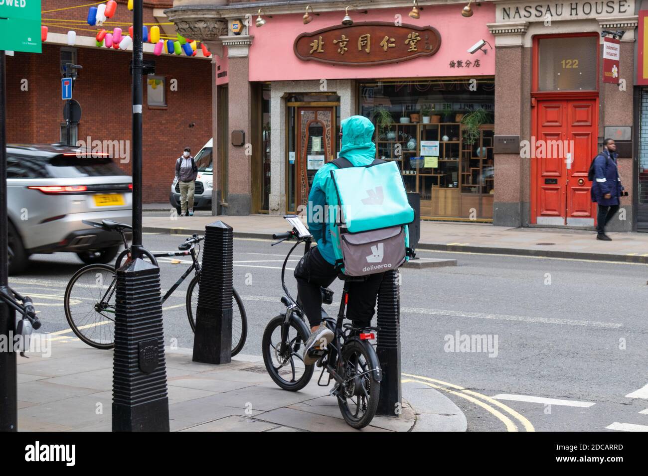 Deliveroo Rider sitzt auf einem E-Bike, soho, london, uk Stockfoto