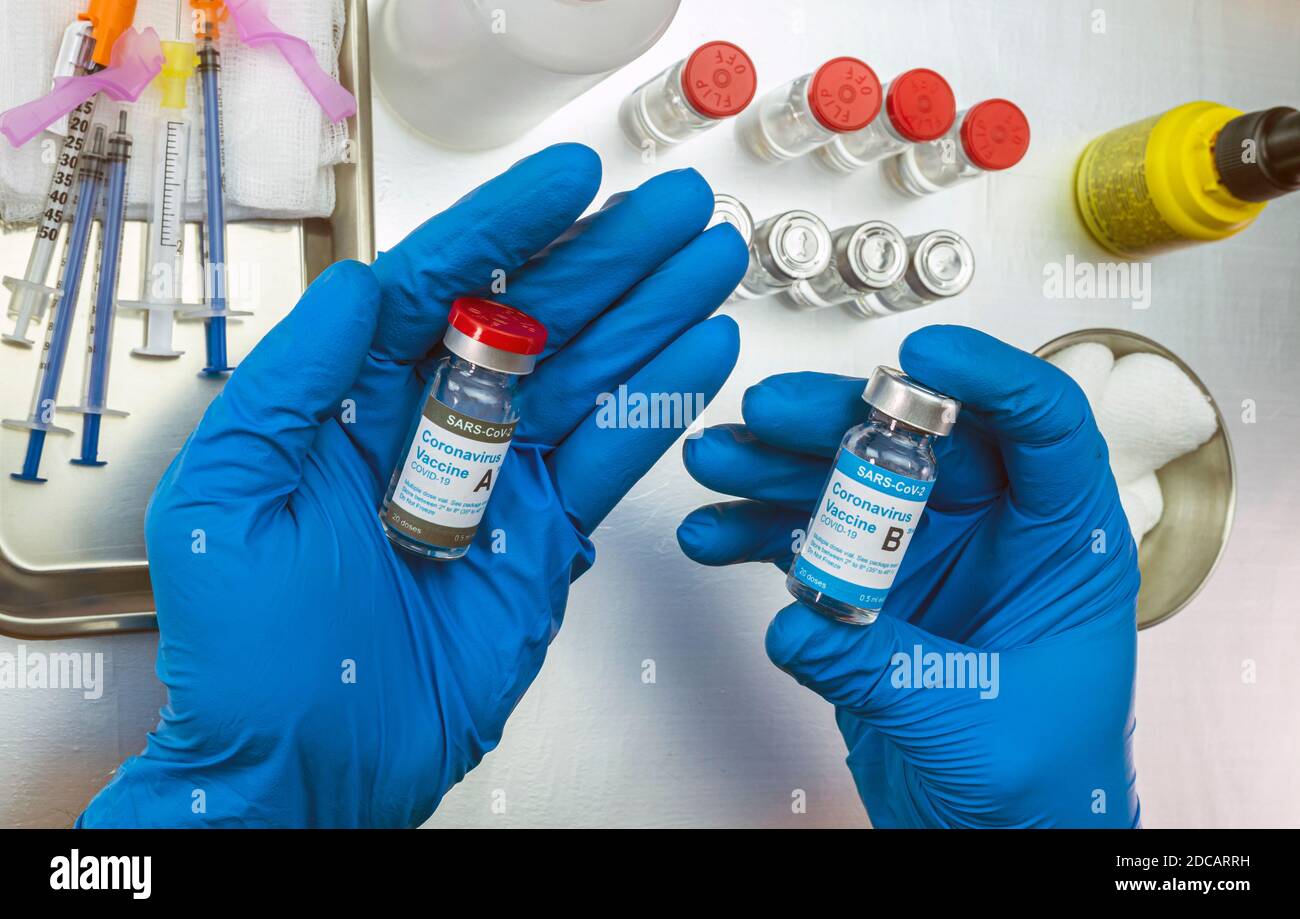 Krankenschwester hält zwei covid-19 Impfstoffe aus verschiedenen Laboratorien, konzeptionelles Bild Stockfoto