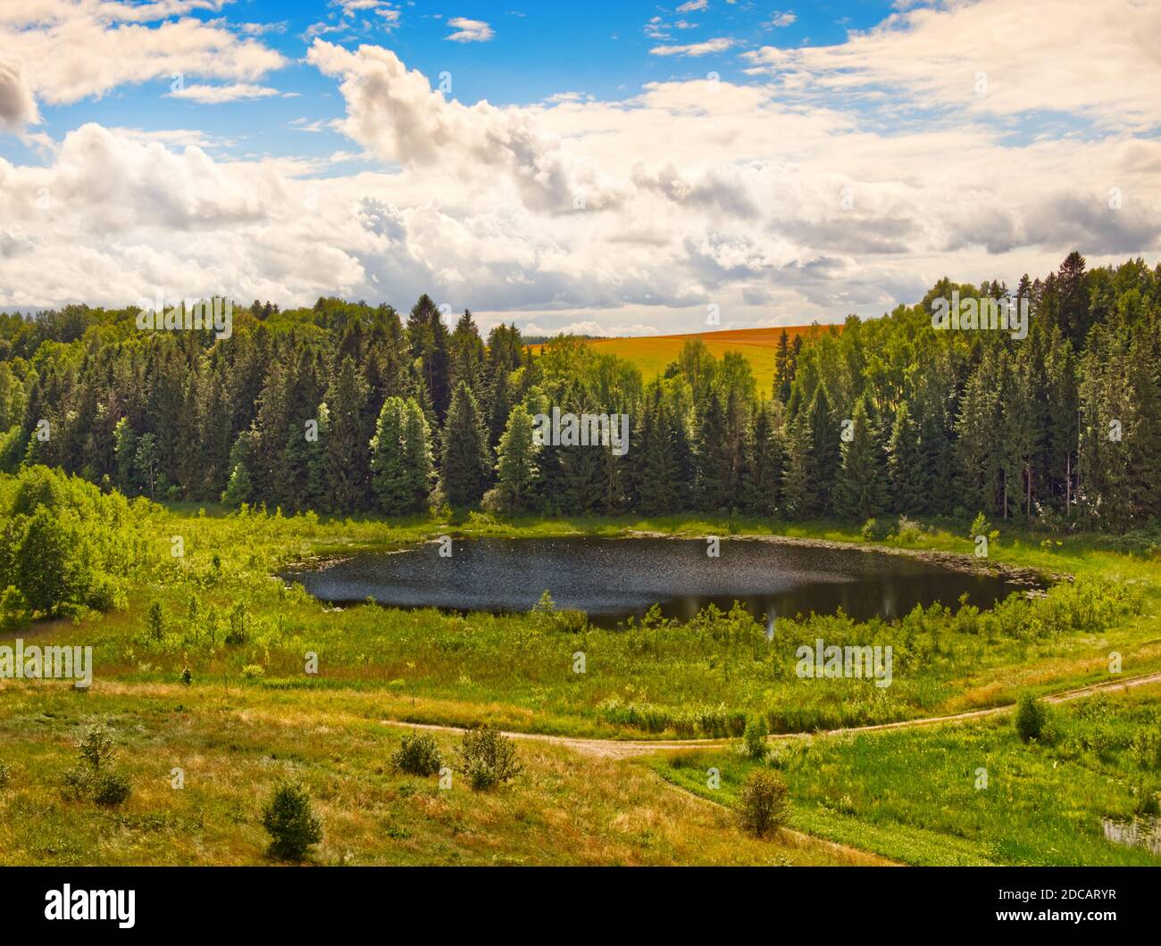 Ein Blick auf die Landschaft am See in Stanczyki, Suwalszczyzna in Polen. Ein See in der Mitte des Bildes mit Wald und Himmel im Hintergrund. Stockfoto