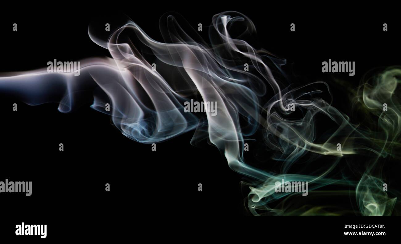 Fließende abstrakte bunte Rauchform im schwarzen Hintergrund Stockfoto