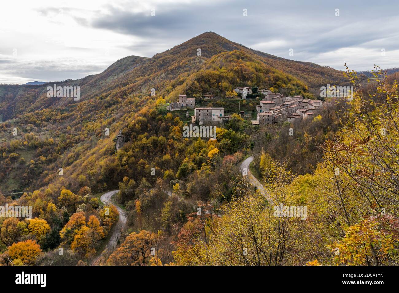 Das kleine ländliche Dorf Pieia an der Südflanke des Monte Nerone (Marken, Italien) im Herbst Stockfoto