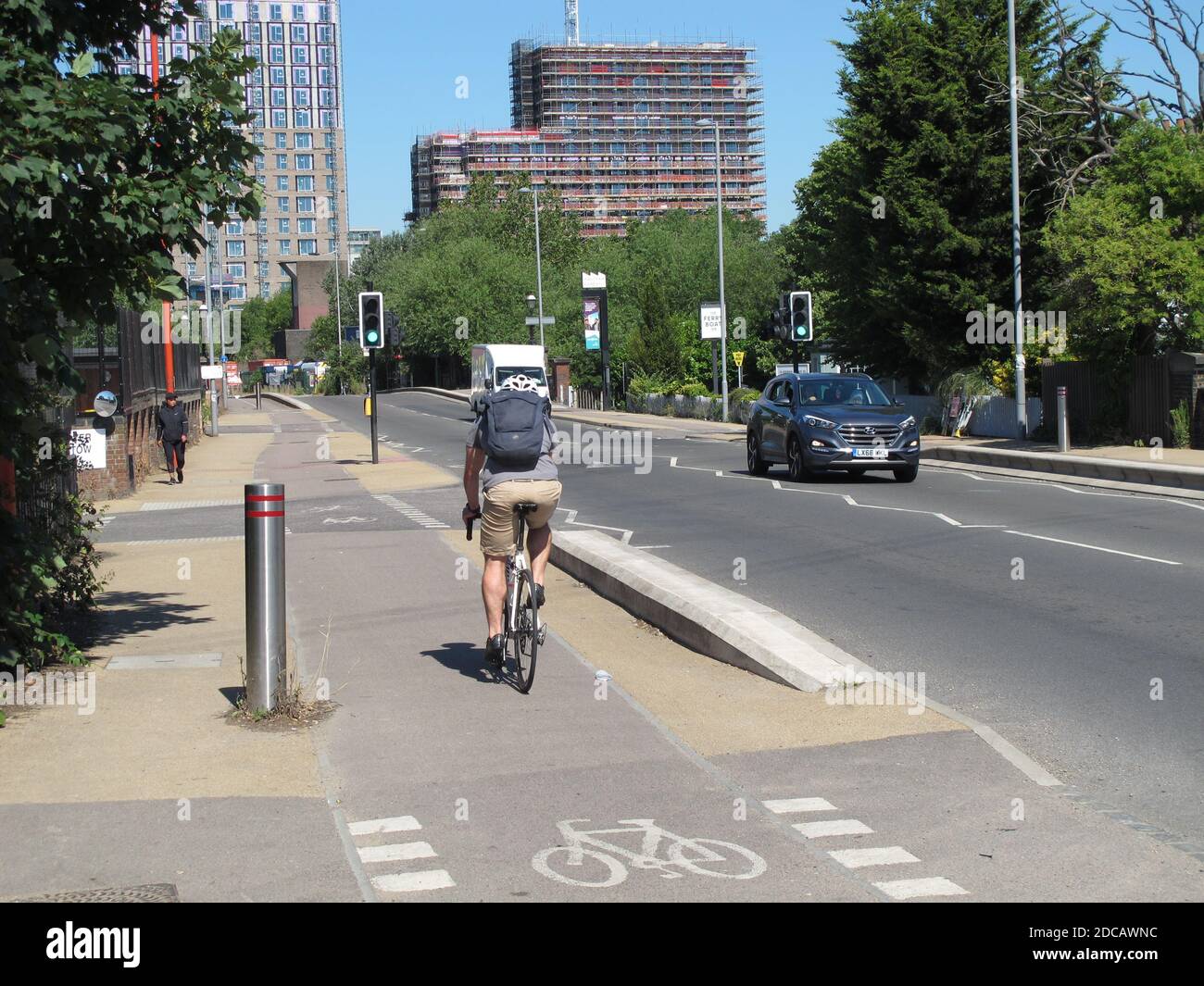 London, Großbritannien. Ein Radfahrer nutzt die neue abgetrennte Fahrradstraße entlang der geschäftigen Forest Road, die Teil des Mini-Holland-Programms von Waltham Forest für sicherere Straßen ist. Stockfoto