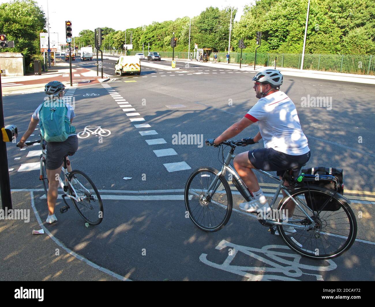 London, Großbritannien. Radfahrer nutzen die neue, abgetrennte Radstraße entlang des belebten Eastway, Teil des Mini-Holland-Plans von Waltham Forest für sicherere Straßen. Stockfoto