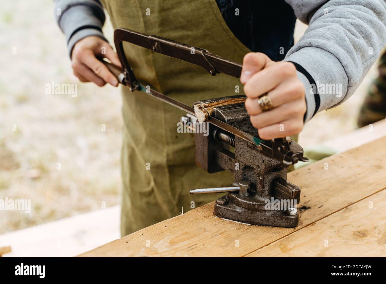 Handwerker, der in der Werkstatt mit Metall arbeitet. Stockfoto