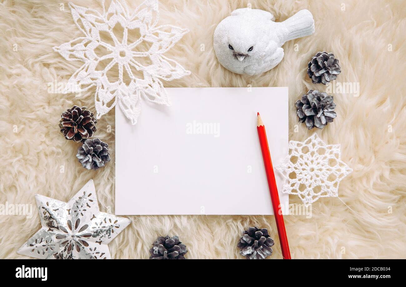 Flach Lay Ansicht von leerem Blatt weißes Papier für die Herstellung Weihnachtsgeschenke Wunschliste oder schreiben Sie einen Brief an Santa Clause, Weihnachten weiß minimalistisch. Stockfoto