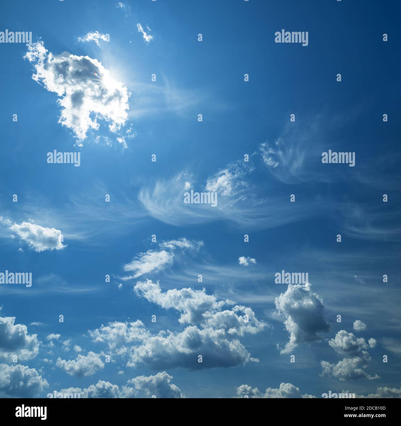 Einige leichte kummulforme Wolken am klaren blauen Himmel. Natur Hintergrund. Stockfoto