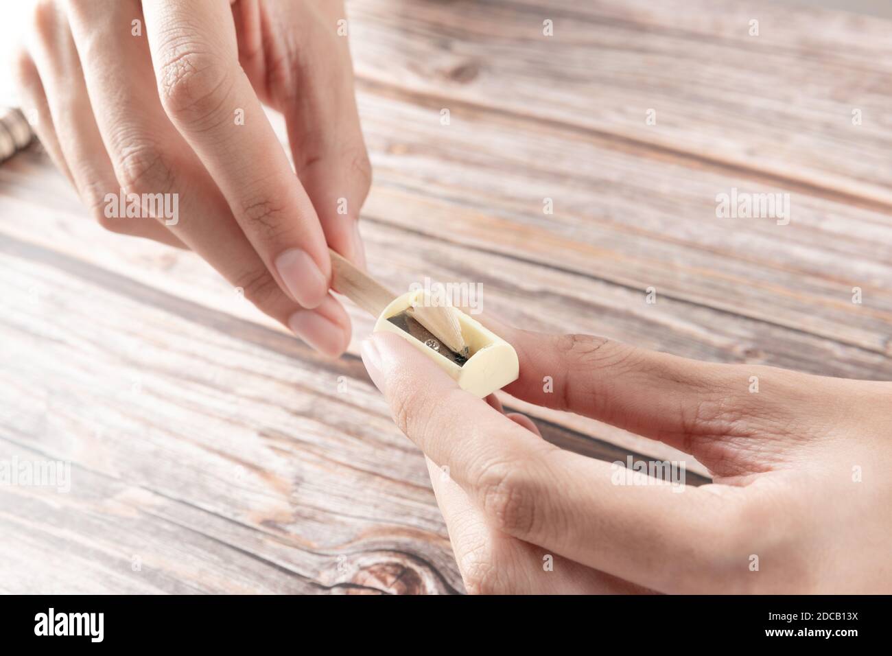 Eine Nahaufnahme einer Hand schärfen einen Bleistift Stockfoto