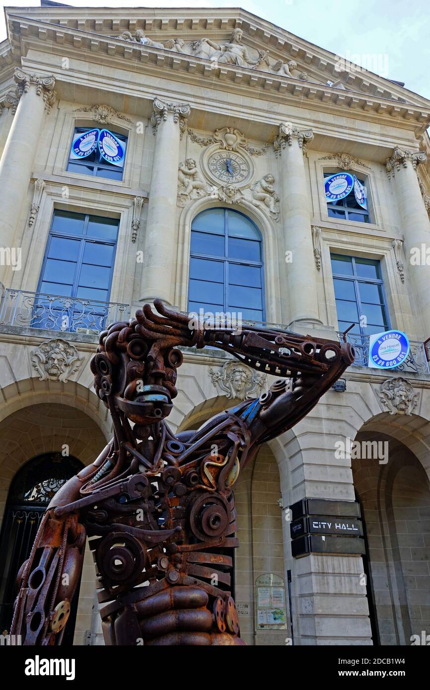 Skulptur aus recycelten Metallstücken im Rathaus von Mulhouse, Haut-Rhin, Grand Est, Frankreich Stockfoto