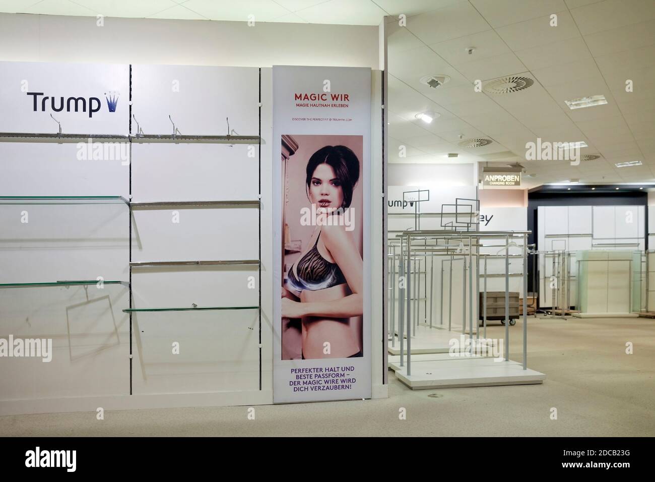 Galeria Kaufhof, leere Regale, Ladenschließung, Deutschland, Nordrhein-Westfalen, Ruhrgebiet, Witten Stockfoto