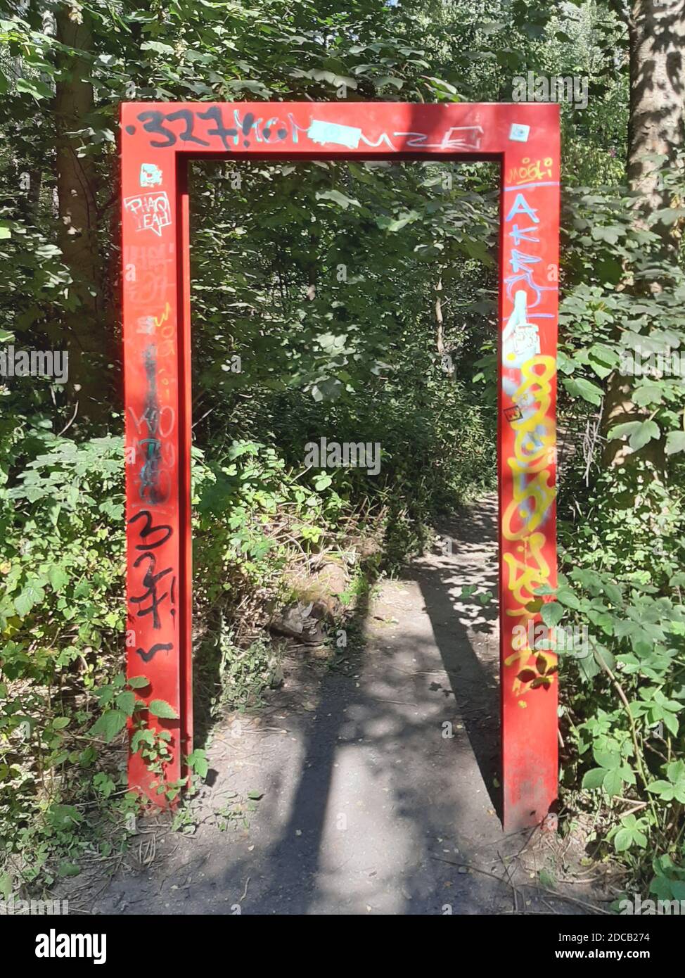 Metalltür eines Naturerlebnungspfades betreten, Nordrhein-Westfalen, Ruhrgebiet Stockfoto