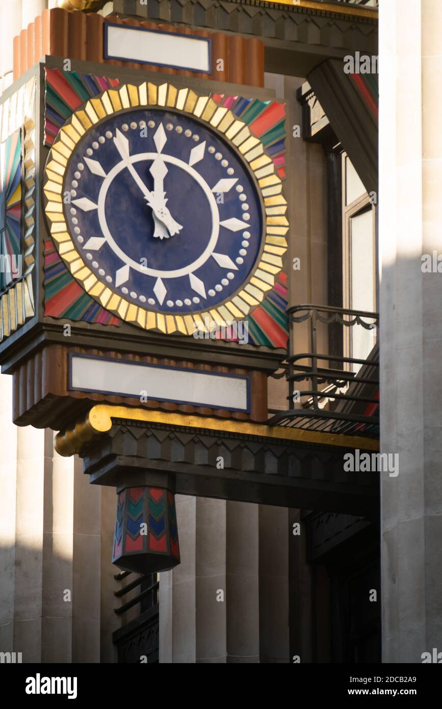 Art déco-Uhr auf der Vorderseite des ehemaligen Daily Telegraph-Gebäude Stockfoto