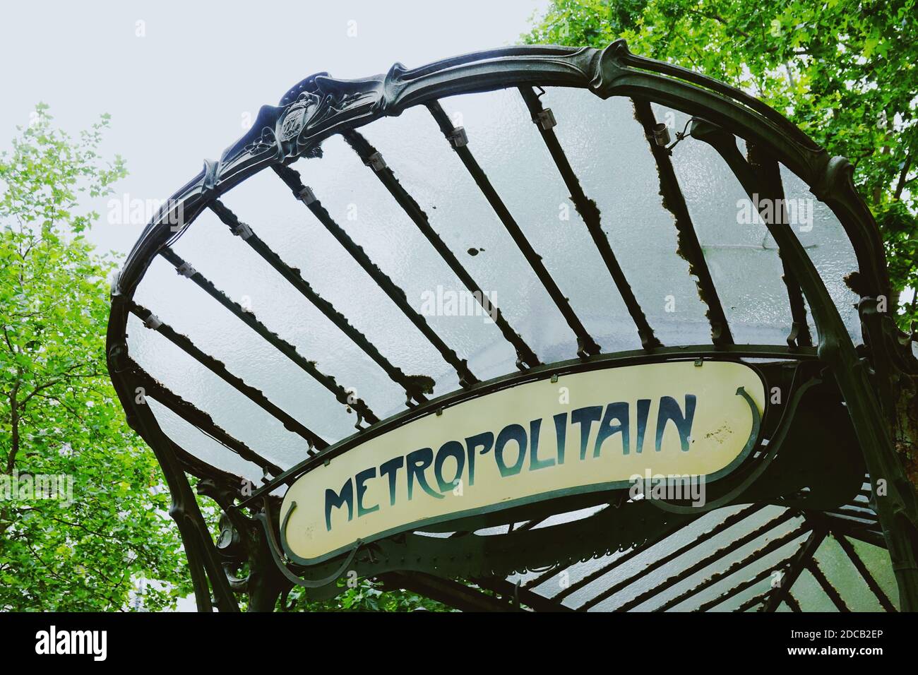 Metropolitain-Schild am Eingang einer U-Bahnstation in Montmartre, dem Künstlerviertel von Paris Stockfoto