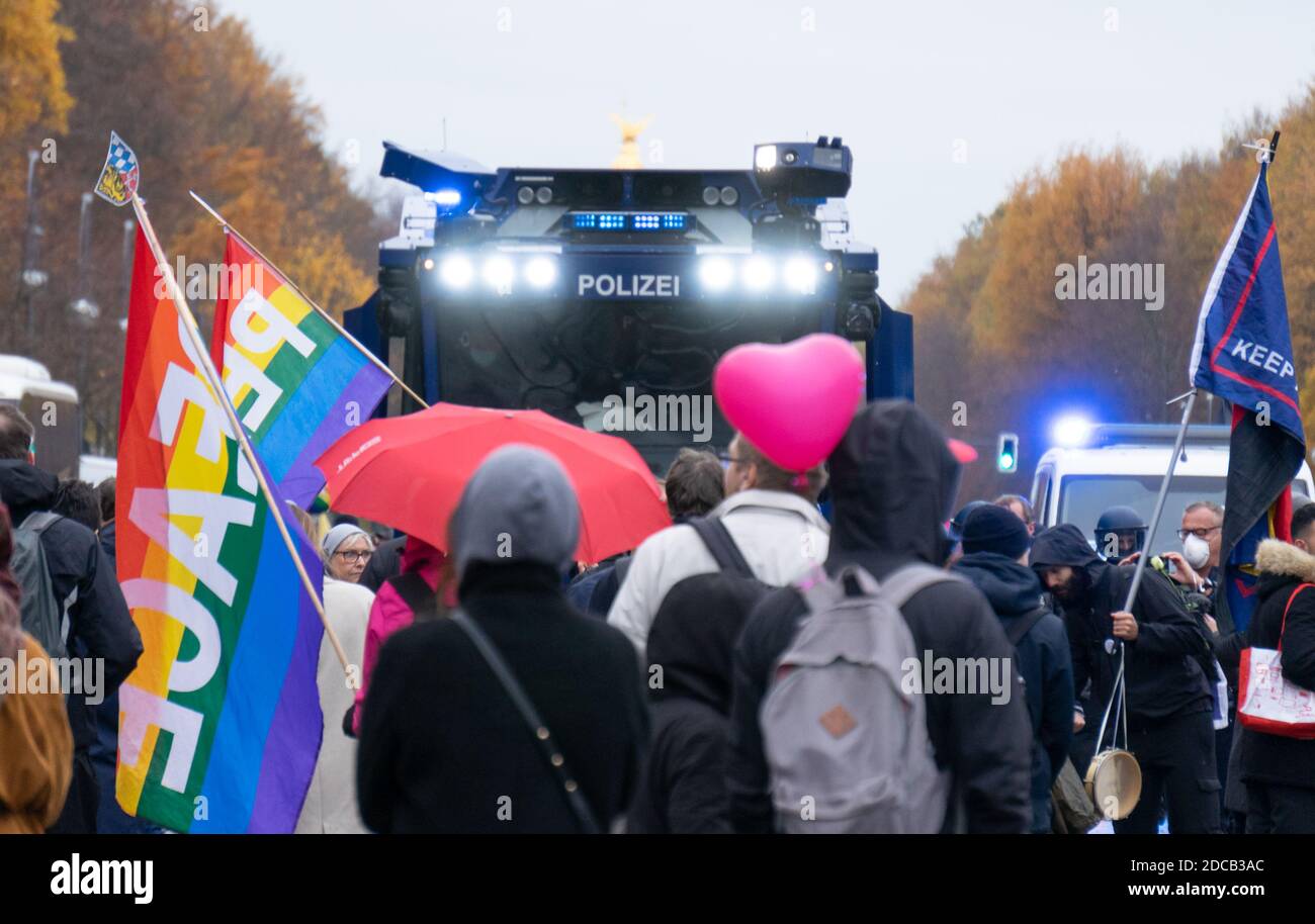 BERLIN, DEUTSCHLAND - 18. Nov 2020: Demo in Berlin mit der Polizei an der Siegessäule gegen die Corona Covid-19 Vorschriften und für Menschenrechte. Stockfoto