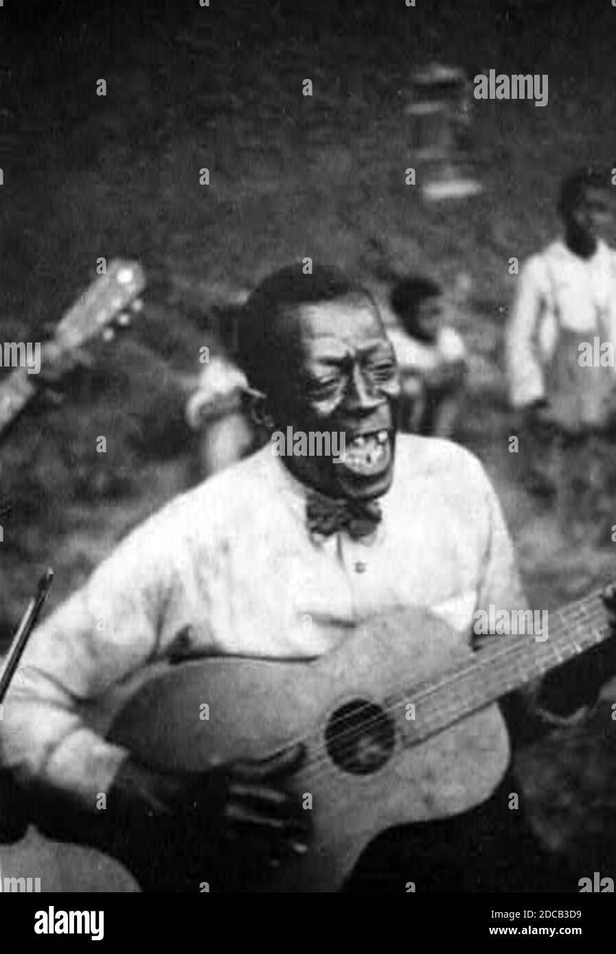 Wilson JONES Blues-Musiker mit dem Spitznamen Stavin' Chain, in Lafayette, Louisianna, fotografiert von Alan Lomax im Juni 1934 und singt die Ballade Batson. 'Stavin Chain' wird auf der Website americanbluesscene.com/language-of-the-blues diskutiert Stockfoto