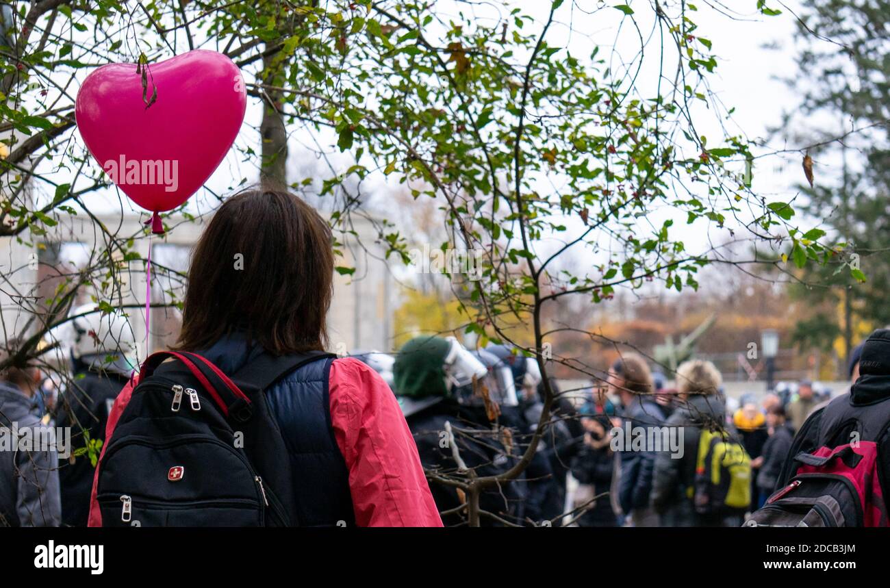 BERL, DEUTSCHLAND - 18. Nov 2020: Demo in Berlin mit der Polizei an der Siegessäule gegen die Corona Covid-19 Vorschriften und für Menschenrechte. Stockfoto