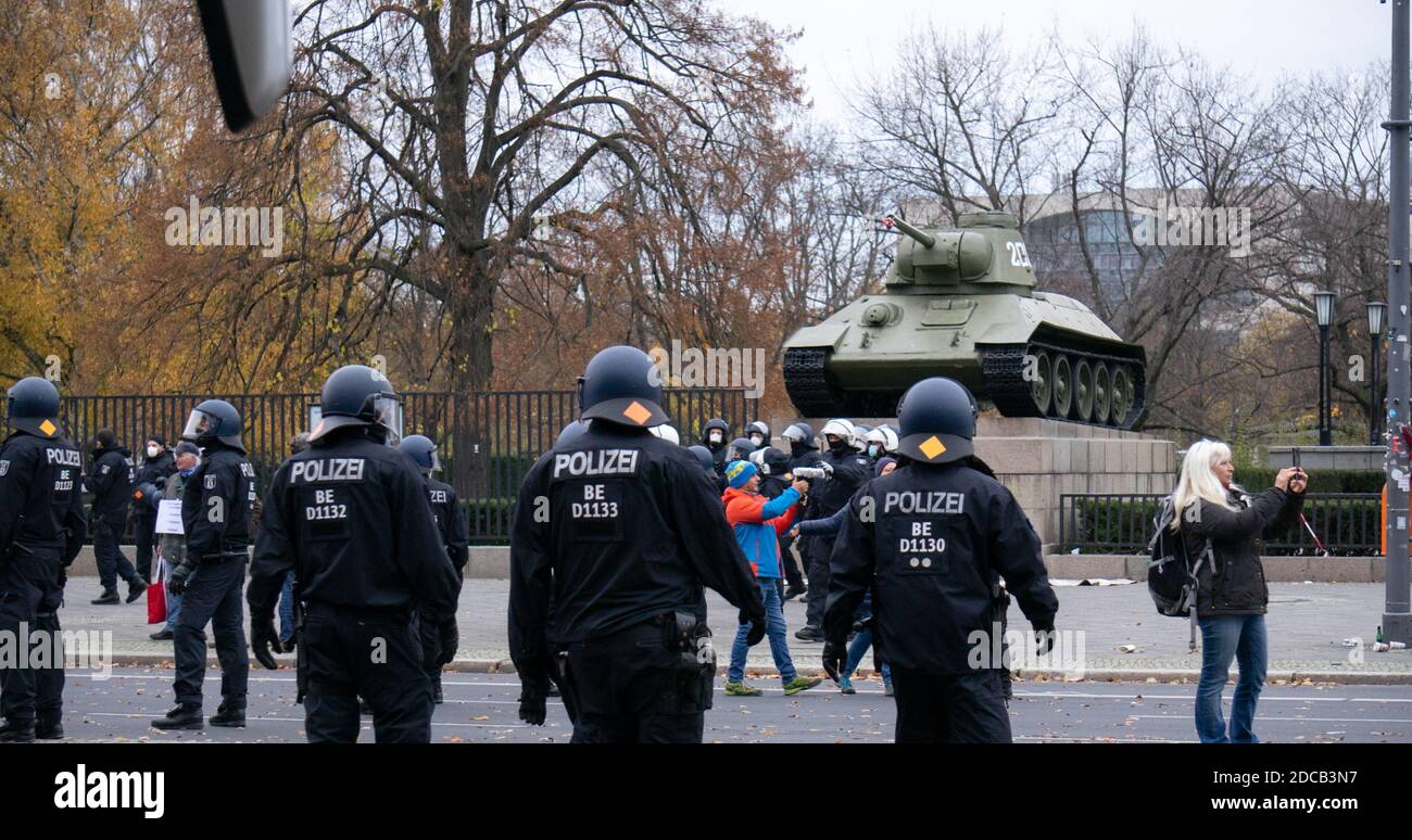BERL, DEUTSCHLAND - 18. Nov 2020: Demo in Berlin mit der Polizei an der Siegessäule gegen die Corona Covid-19 Vorschriften und für Menschenrechte. Stockfoto