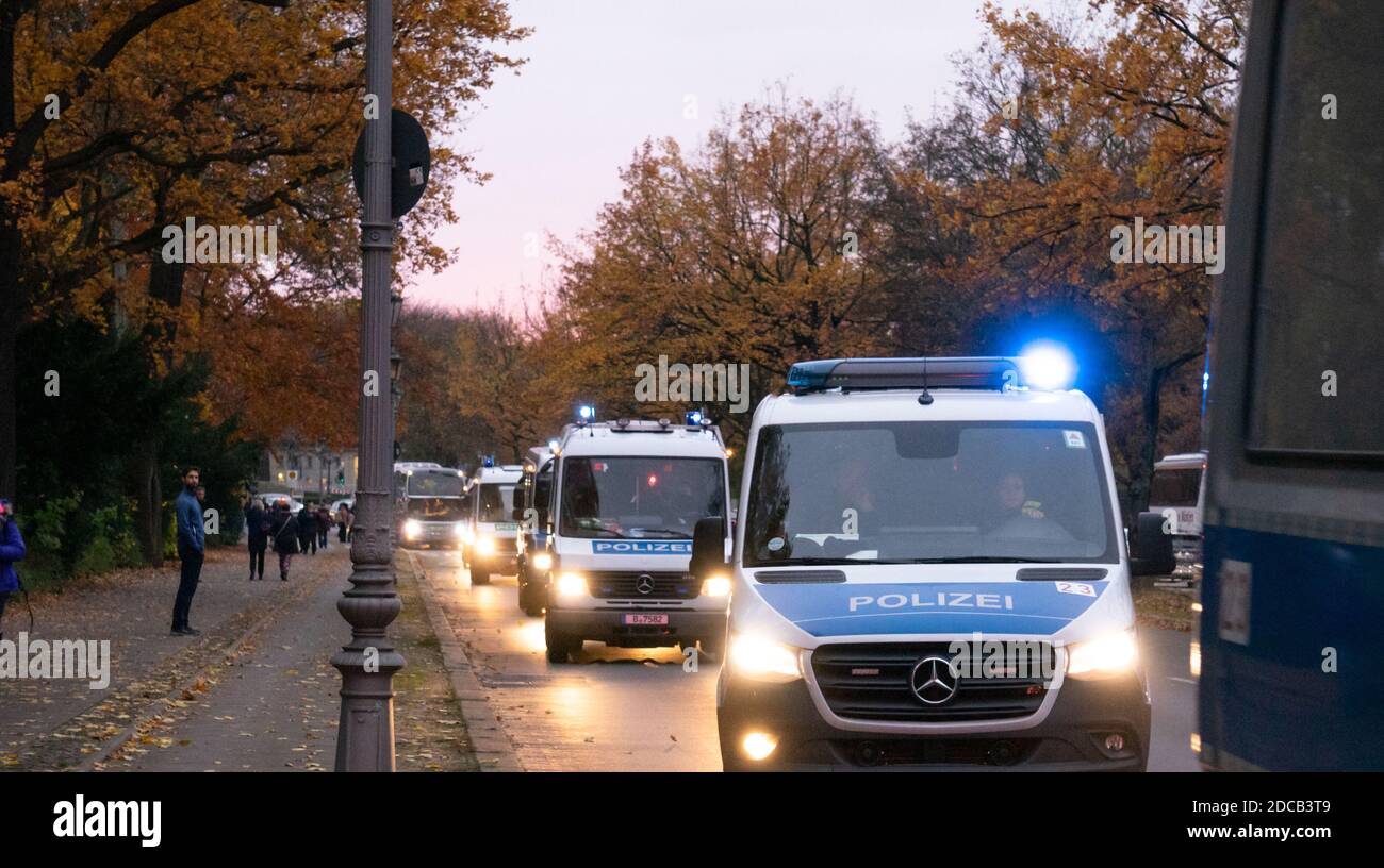 BERLIN, DEUTSCHLAND - 18. Nov 2020: Demo in Berlin mit der Polizei an der Siegessäule gegen die Corona Covid-19 Vorschriften und für Menschenrechte. Stockfoto