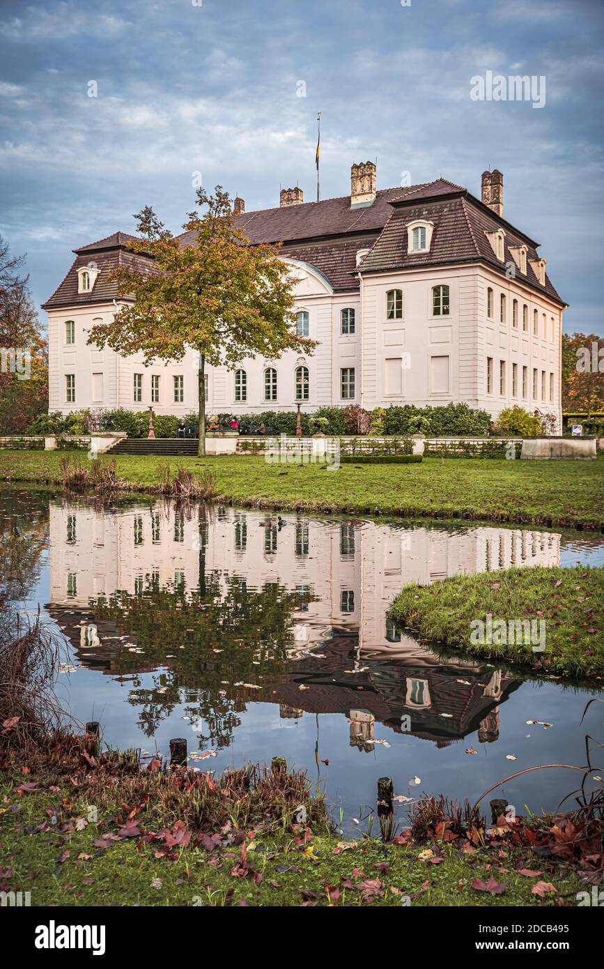 Schloss Branitz spiegelt sich im Wasser Stockfoto