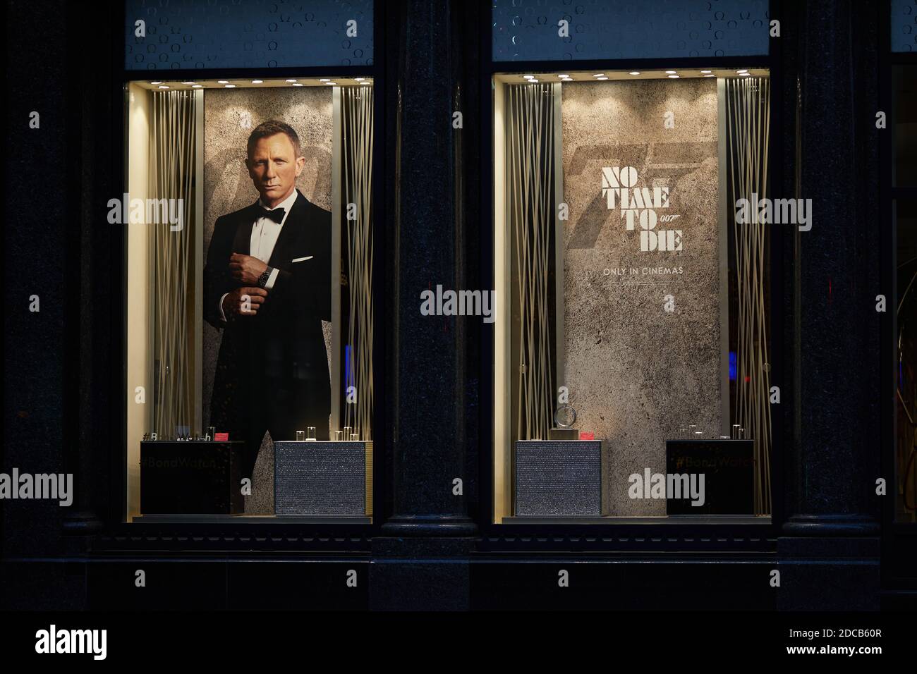 London, Großbritannien. - 17. Nov 2020: Der Omega-Laden in der Oxford Street mit einem No Time to die Display. Die Veröffentlichung des neuesten James-Bond-Films wurde aufgrund der Coronavirus-Pandemie verzögert. Stockfoto
