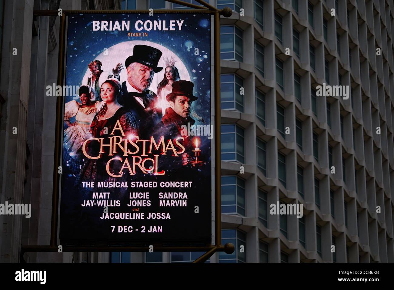 London, Großbritannien. - 19. Nov 2020: Ein beleuchtetes Schild vor dem Dominion Theater wirbt für eine Produktion EINES Weihnachtsliedes über die Weihnachtszeit, wegen der Bühne nach der aktuellen Coronavirus-Sperre. Stockfoto