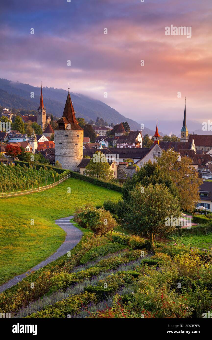 Zug, Schweiz. Stadtbild von Zug bei schönem Herbstuntergang. Stockfoto