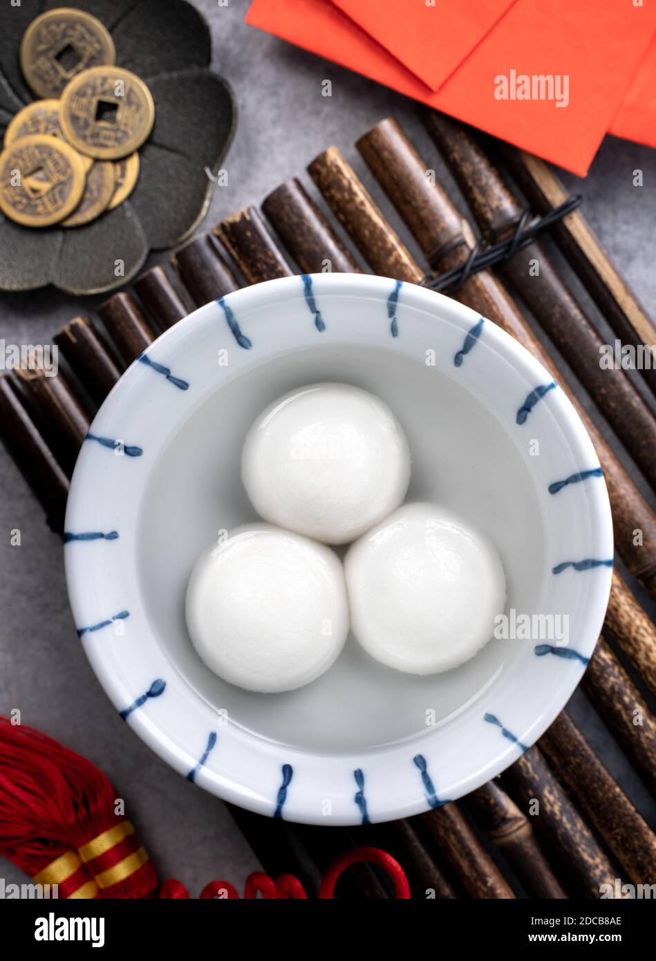 Draufsicht auf die großen tangyuan Yuanxiao (klejeous Reis Knödel Bälle) für das Mondfest Neujahr Essen, Worte auf der goldenen Münze bedeutet, die Dynastie nennen es Stockfoto