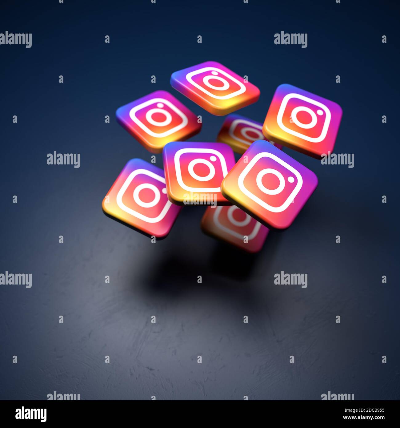 Logos der Social-Media-Website zum Teilen von Bildern und Videos und der App Instagram (Teil von Facebook) fallen auf einen Tisch. Kopierbereich und selektiver Fokus Stockfoto