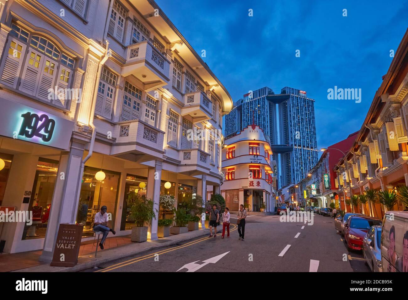 Keong Saik Road in Chinatown, Singapur, während der Abenddämmerung, Hotel 1929 vorne links und HDB Wohnkomplex Pinnacle@Duxton im Hintergrund Stockfoto