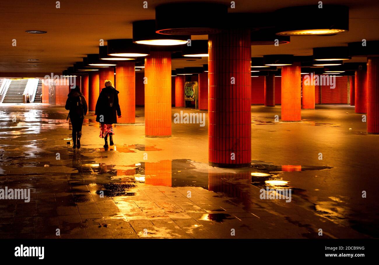Berlin, Deutschland. November 2020. Zwei Personen gehen durch die Unterführung am Messedamm. Quelle: Kira Hofmann/dpa-Zentralbild/ZB/dpa/Alamy Live News Stockfoto