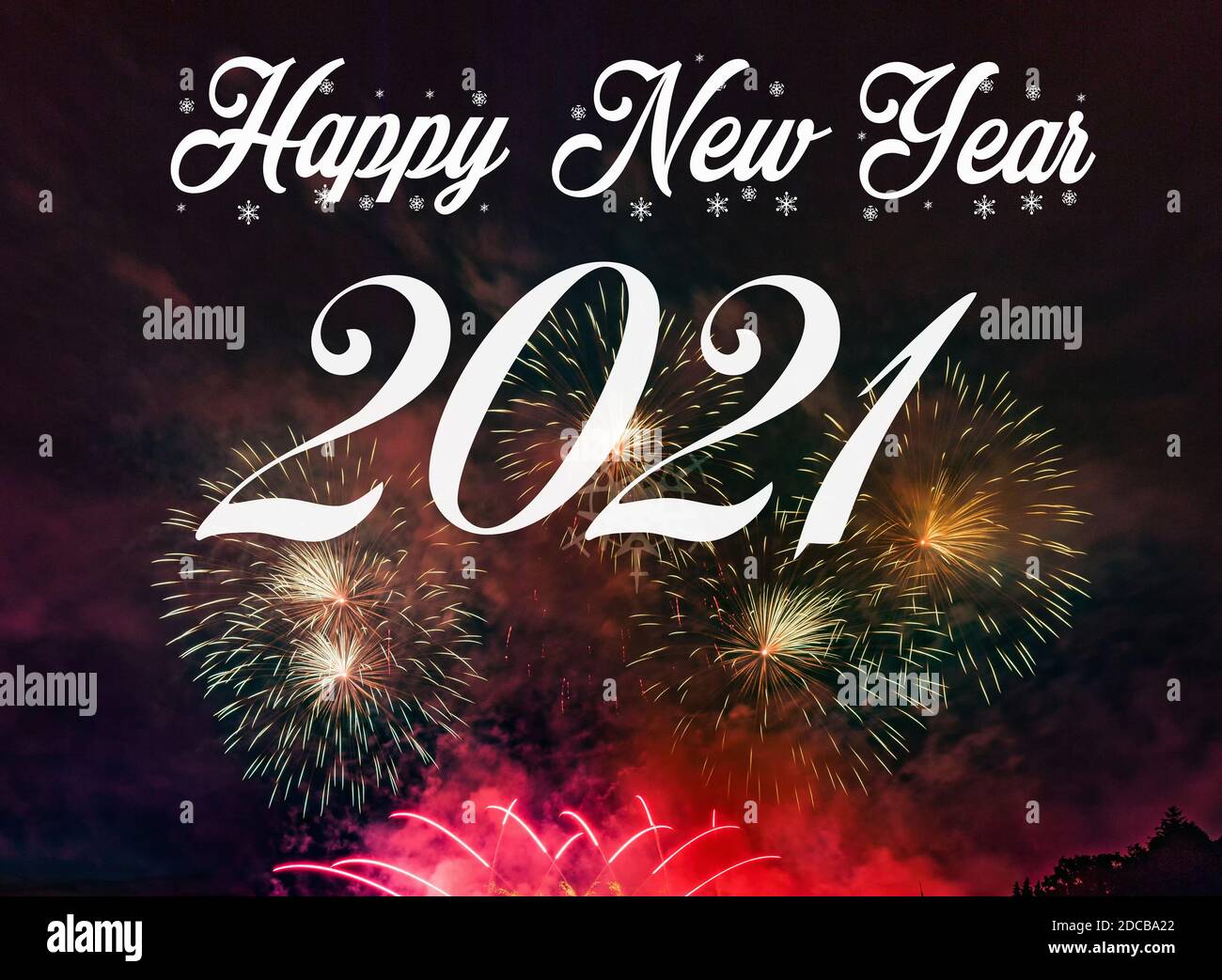 Frohes neues Jahr 2021 mit Feuerwerk im Hintergrund. Feier Neues Jahr 2021 Stockfoto