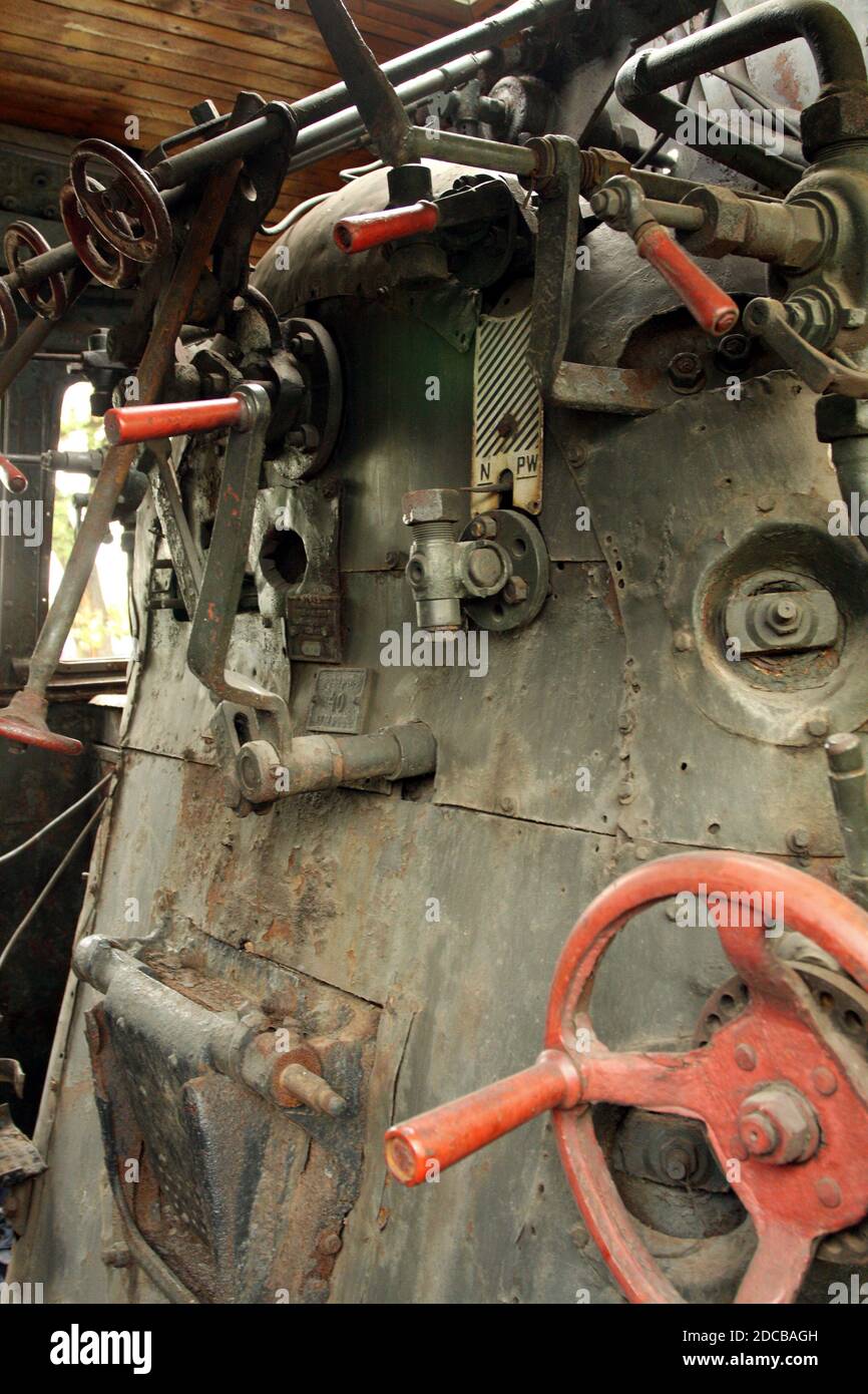Antike Lokomotive, alte Dampflokomotive. Innen der Fahrerkabine, Bedienfeld und geschlossene Ofentür. Stockfoto
